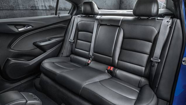 Com o crescimento de 4,1 cm na distância entre-eixos, houve aumento substancial do espaço para as pernas no banco traseiro | <a href="https://preprod.quatrorodas.abril.com.br/carros/comparativos/novos-sedas-898860.shtml" target="_blank" rel="migration">Leia mais</a> Com o crescimento de 4,1 cm na distância entre-eixos, houve aumento substancial do espaço para as pernas no banco traseiro | <a href="https://preprod.quatrorodas.abril.com.br/carros/comparativos/novos-sedas-898860.shtml" target="_blank" rel="migration">Leia mais</a>