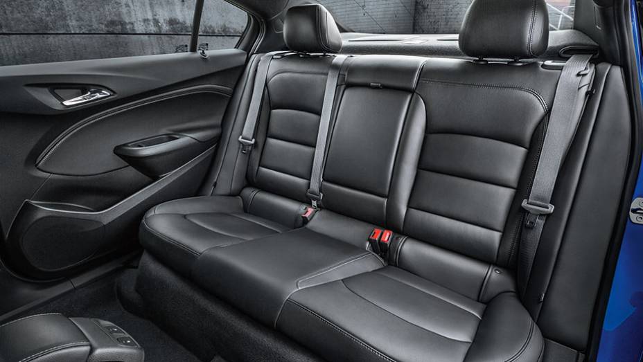 Com o crescimento de 4,1 cm na dist&acirc;ncia entre-eixos, houve aumento substancial do espa&ccedil;o para as pernas no banco traseiro | <a href="https://preprod.quatrorodas.abril.com.br/carros/comparativos/novos-sedas-898860.shtml" target="_blank" rel="migration">Leia mais</a>