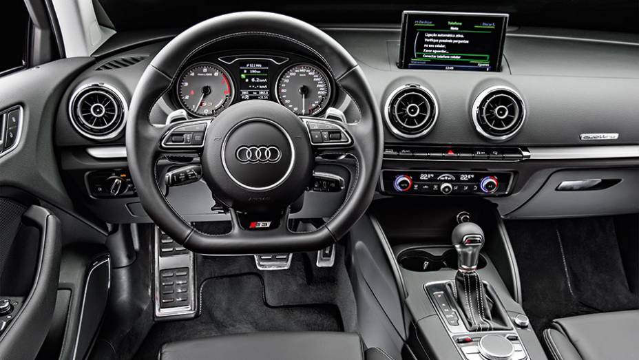 Minimalista, o S3 tem poucos comandos e é fácil de operar | <a href="https://preprod.quatrorodas.abril.com.br/carros/comparativos/audi-s3-x-mercedes-cla-45-amg-898620.shtml" target="_blank" rel="migration">Leia mais</a>