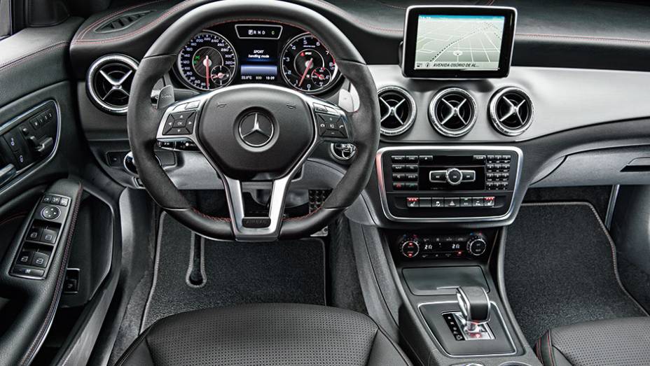 A Mercedes caprichou no painel e na escolha de materiais | <a href="https://preprod.quatrorodas.abril.com.br/carros/comparativos/audi-s3-x-mercedes-cla-45-amg-898620.shtml" target="_blank" rel="migration">Leia mais</a>