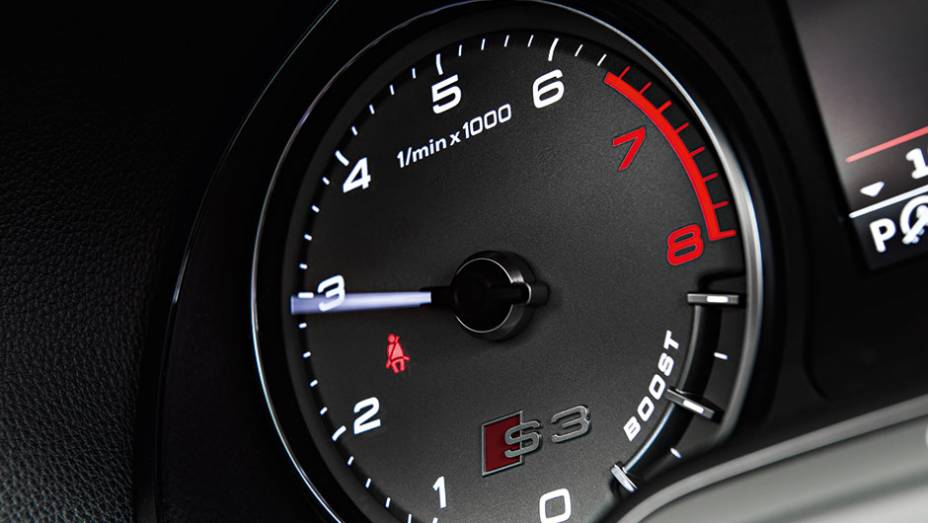 Relógio de grife com indicador do turbo | <a href="https://preprod.quatrorodas.abril.com.br/carros/comparativos/audi-s3-x-mercedes-cla-45-amg-898620.shtml" target="_blank" rel="migration">Leia mais</a>