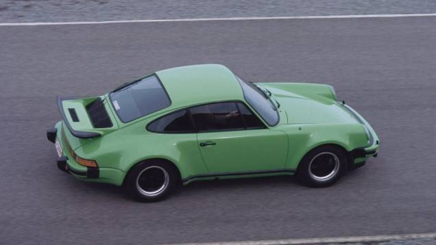TURBO- Em 1975 o 911 Turbo superou o alto consumo e a demora nas respostas do acelerador desse equipamento com 0 a 100 km/h em 6,2 segundos, num seis-cilindros de 3.0 litros e 260 cv. O turbo virou uma febre. TURBO- Em 1975 o 911 Turbo superou o alto consumo e a demora nas respostas do acelerador desse equipamento com 0 a 100 km/h em 6,2 segundos, num seis-cilindros de 3.0 litros e 260 cv. O turbo virou uma febre.