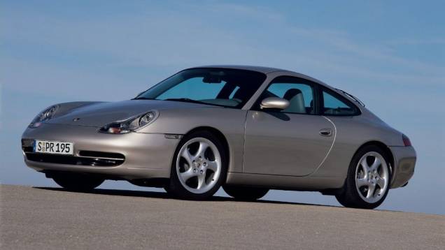 BOXER A ÁGUA - Em 1998, a 5ª geração do 911 trouxe a mais radical atualização da história do modelo - e o fim da refrigeração a ar. O 6 cilindros de 3,4 litros entregava 300cv - números que subiram para 3,6 litros e 320cv em 2002 BOXER A ÁGUA - Em 1998, a 5ª geração do 911 trouxe a mais radical atualização da história do modelo - e o fim da refrigeração a ar. O 6 cilindros de 3,4 litros entregava 300cv - números que subiram para 3,6 litros e 320cv em 2002