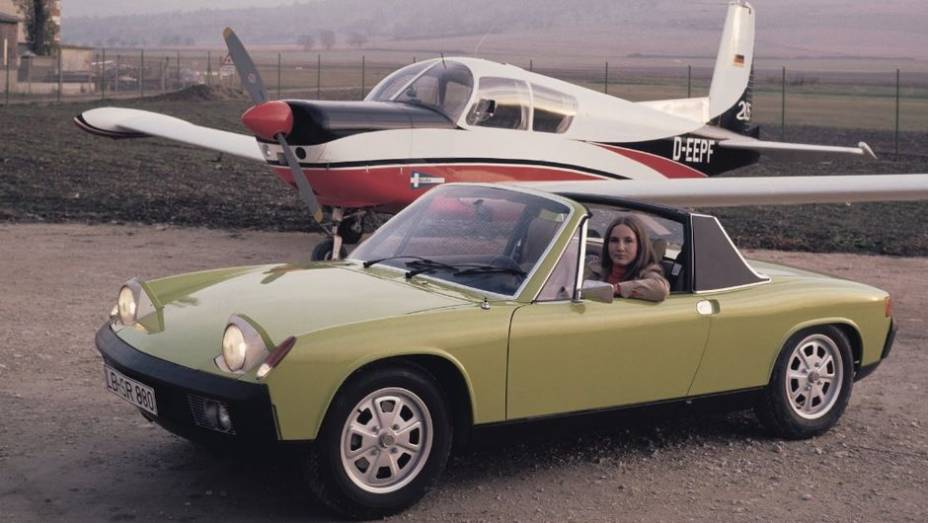 FAR&Oacute;IS ESCAMOTE&Aacute;VEIS - At&eacute; o 914 de 1970, todos os Porsche tinham far&oacute;is circulares e ressaltados. Os dele at&eacute; eram circulares, mas escamote&aacute;veis por tr&aacute;s de uma cobertura retangular de base arredondada. Era vendido pela VW na Europa.