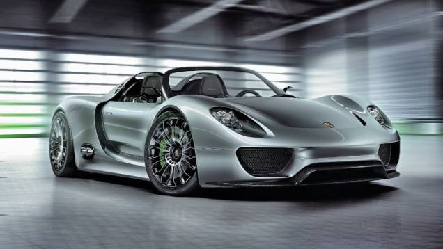 HÍBRIDO - Estrela do Salão de Genebra de 2010, prestes a chegar às ruas, o 918 Spyder trazia um motor elétrico em cada eixo e um V8 de 500 cv, conjunto capaz de levá-lo de 0 a 100 km/h em 3,2 segundos e dali a 320 km/h. HÍBRIDO - Estrela do Salão de Genebra de 2010, prestes a chegar às ruas, o 918 Spyder trazia um motor elétrico em cada eixo e um V8 de 500 cv, conjunto capaz de levá-lo de 0 a 100 km/h em 3,2 segundos e dali a 320 km/h.