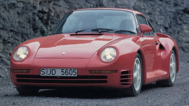 4X4 - Famoso supercarro dos anos 80, o 959 surgiu em 1986 com tração integral com tecnologia de rali. A transmissão de seis marchas realizava trocas muito rápidas, graças às suas seis embreagens independentes. 4X4 - Famoso supercarro dos anos 80, o 959 surgiu em 1986 com tração integral com tecnologia de rali. A transmissão de seis marchas realizava trocas muito rápidas, graças às suas seis embreagens independentes.