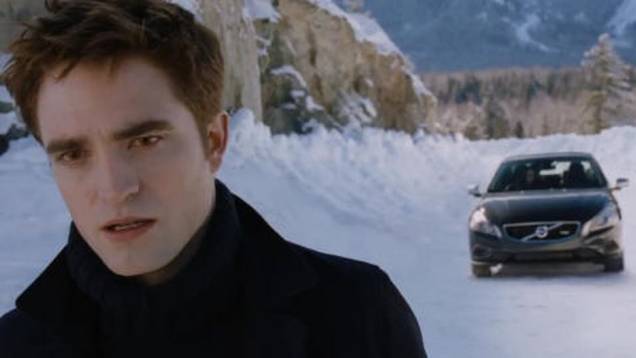Enquanto tenta salvar Bella (Kristen Stewart) de diversos perigos, Edward Cullen (Robert Pattison) cede seu Volvo S60 à família em Amanhecer - Parte 2. Enquanto tenta salvar Bella (Kristen Stewart) de diversos perigos, Edward Cullen (Robert Pattison) cede seu Volvo S60 à família em Amanhecer - Parte 2.