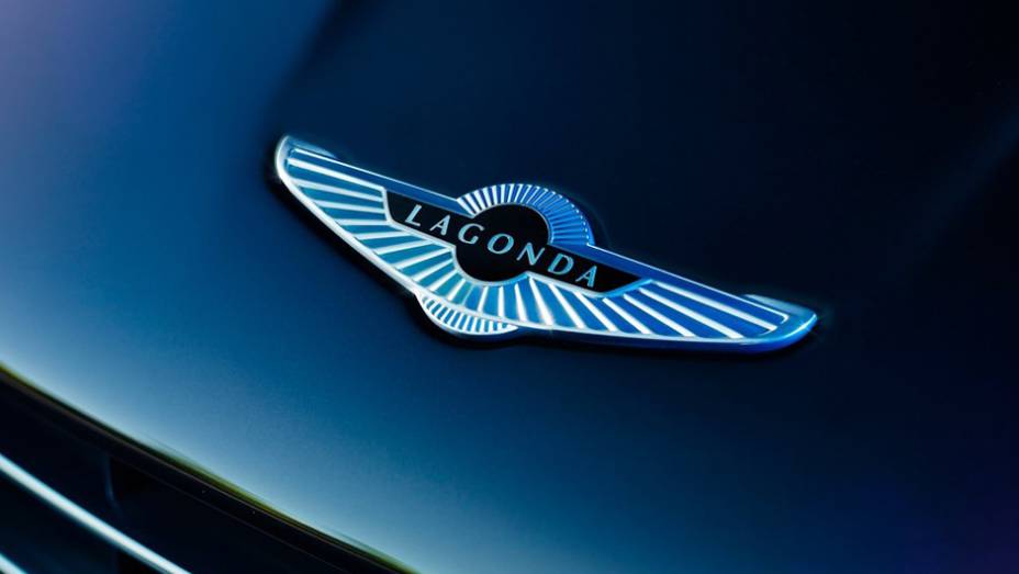 Aston Martin lança o Lagonda, modelo que revive nome de antecessor de 1976 | <a href="https://preprod.quatrorodas.abril.com.br/noticias/fabricantes/aston-martin-lanca-lagonda-dubai-812357.shtml" rel="migration">Leia mais</a>