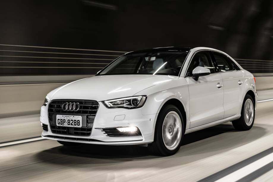 <strong>Audi A3 Sedan</strong> – A nacionalização do modelo foi o principal destaque da Audi no Brasil em 2015. Com isso, o A3 Sedan ganhou as inéditas motorizações <a href="https://preprod.quatrorodas.abril.com.br/materia/audi-a3-sedan-ambiente-913640" rel="1.4 turbo flex" target="_blank">1.4 turbo flex</a> e <a href="https://preprod.quatrorodas.abril.com.br/materia/impressoes-audi-a3-sedan-20-tfsi/" rel="2.0 turbo" target="_blank">2.0 turbo</a>. 