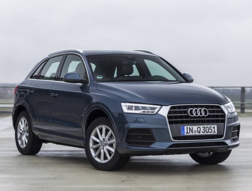 <strong>Audi Q3</strong> &ndash; O<a href="https://preprod.quatrorodas.abril.com.br/materia/impressoes-ao-dirigir-audi-q3-884381/" rel="o Q3 passou por sua primeira reestiliza&ccedil;&atilde;o" target="_blank">&nbsp;Q3 passou por sua primeira reestiliza&ccedil;&atilde;o</a> em 2015. Junto da mudan&ccedil;a visual, o modelo ganhou vers&otilde;es de entrada com motoriza&ccedil;&atilde;o 1.4 turbo - as mais caras permanecem com o 2.0 TFSI.