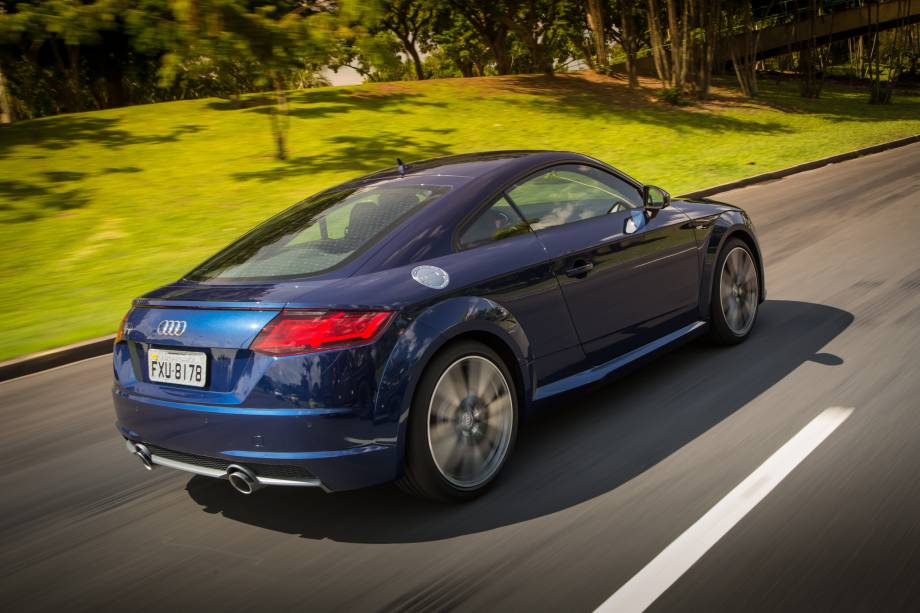 <strong>Audi TT</strong> – O cupê <a href="https://preprod.quatrorodas.abril.com.br/materia/audi-tt-887160" rel="chegou ao Brasil nas versões Attraction e Ambition" target="_blank">chegou ao Brasil exclusivamente c</a>om motor 2.0 turbo de 230 cv. Sem abandonar seu estilo clássico, apresentou interessantes novidades como o quadro de instrumentos digital.