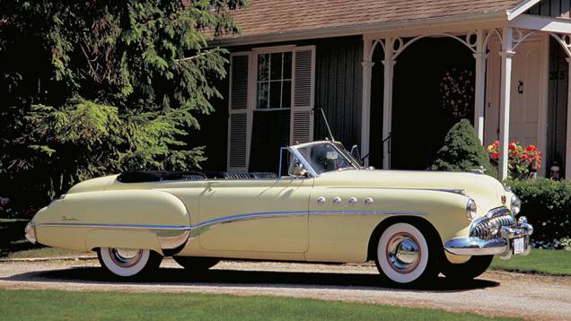 Roadmaster 1949O nome surgiu também em 1936. Ícone de luxo no pós-guerra, exibiu paralamas embutidos com respiros nos dianteiros e grade cromada com frisos verticais Roadmaster 1949O nome surgiu também em 1936. Ícone de luxo no pós-guerra, exibiu paralamas embutidos com respiros nos dianteiros e grade cromada com frisos verticais