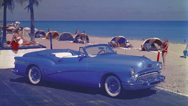 Skylark 1953Versão do Roadmaster, cinquentenário da Buick, com teto e linha de cintura mais baixos, ganhou para-brisa envolvente e um dos pares de barbatanas mais curiosos da década Skylark 1953Versão do Roadmaster, cinquentenário da Buick, com teto e linha de cintura mais baixos, ganhou para-brisa envolvente e um dos pares de barbatanas mais curiosos da década
