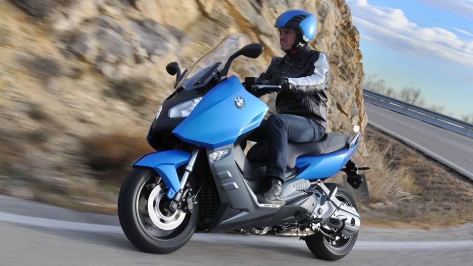 Maxiscooter começará a ser vendido no fim do mês de março no Brasil, disponível em três cores (azul, branco e preto) | <a href="https://preprod.quatrorodas.abril.com.br/moto/noticias/bmw-lanca-c-600-sport-r-52-mil-776751.shtml" rel="migration">Leia mais</a>