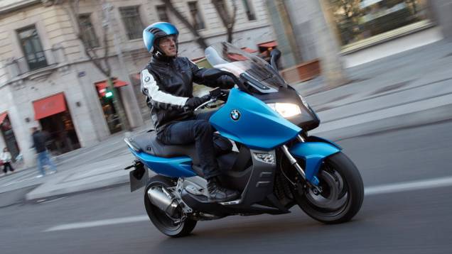 Com um motor bicilindrico de 647cc, o maxiscooter desenvolve 60 cv a 7.500 rpm... | <a href="https://preprod.quatrorodas.abril.com.br/moto/noticias/bmw-lanca-c-600-sport-r-52-mil-776751.shtml" rel="migration">Leia mais</a> Com um motor bicilindrico de 647cc, o maxiscooter desenvolve 60 cv a 7.500 rpm... | <a href="https://preprod.quatrorodas.abril.com.br/moto/noticias/bmw-lanca-c-600-sport-r-52-mil-776751.shtml" rel="migration">Leia mais</a>