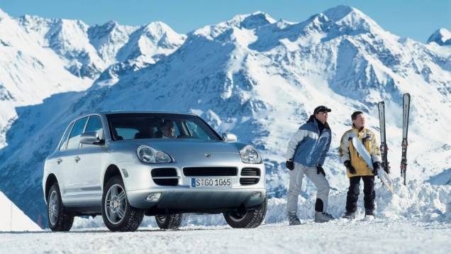SUV - Desde 2002 o Cayenne faz da Porsche uma referência em utilitário esportivo de alto luxo. Com motor dianteiro e tração 4X4, o modelo de rua que representou a maior ruptura da linha Porsche alavancou as vendas da marca. SUV - Desde 2002 o Cayenne faz da Porsche uma referência em utilitário esportivo de alto luxo. Com motor dianteiro e tração 4X4, o modelo de rua que representou a maior ruptura da linha Porsche alavancou as vendas da marca.