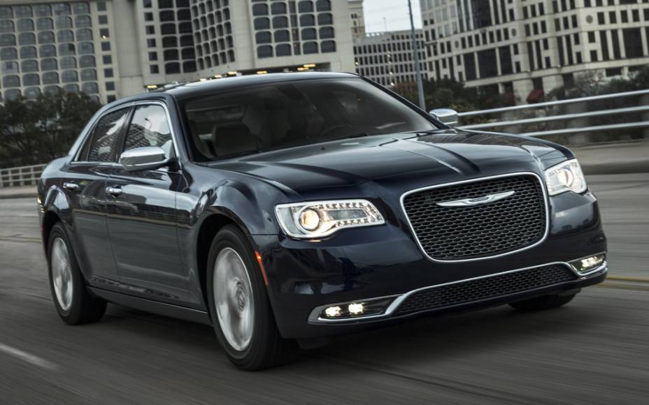 <strong>Chrysler 300C</strong> – Conhecido por seu estilo imponente, o sedã <a href="https://preprod.quatrorodas.abril.com.br/materia/chrysler-300c-897161/  " rel="o 300C chegou ao Brasil" target="_blank">chegou ao Brasil</a> com design retocado para 2015. A versão única é equipada com motor V6 3.6 de 296 cv de potência.