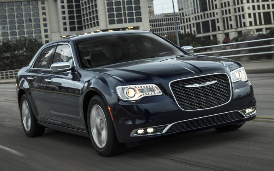 <strong>Chrysler 300C</strong> &ndash; Conhecido por seu estilo imponente, o sed&atilde;&nbsp;<a href="https://preprod.quatrorodas.abril.com.br/materia/chrysler-300c-897161/  " rel="o 300C chegou ao Brasil" target="_blank">chegou ao Brasil</a> com design retocado para 2015. A vers&atilde;o &uacute;nica &eacute; equipada com motor V6 3.6 de 296 cv de pot&ecirc;ncia.