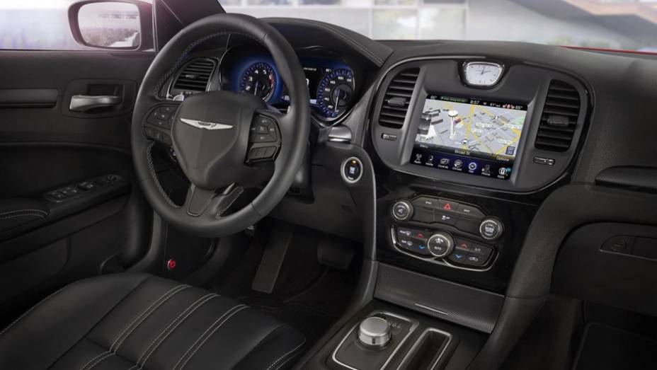 Chrysler 300 modelo 2015 lan&ccedil;ado no Sal&atilde;o de Los Angeles | <a href="https://preprod.quatrorodas.abril.com.br/noticias/saloes/losangeles-2014/chrysler-lanca-300-2015-salao-los-angeles-816083.shtml" rel="migration">Leia mais</a>