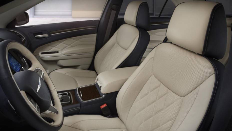 Chrysler 300 modelo 2015 lan&ccedil;ado no Sal&atilde;o de Los Angeles | <a href="https://preprod.quatrorodas.abril.com.br/noticias/saloes/losangeles-2014/chrysler-lanca-300-2015-salao-los-angeles-816083.shtml" rel="migration">Leia mais</a>