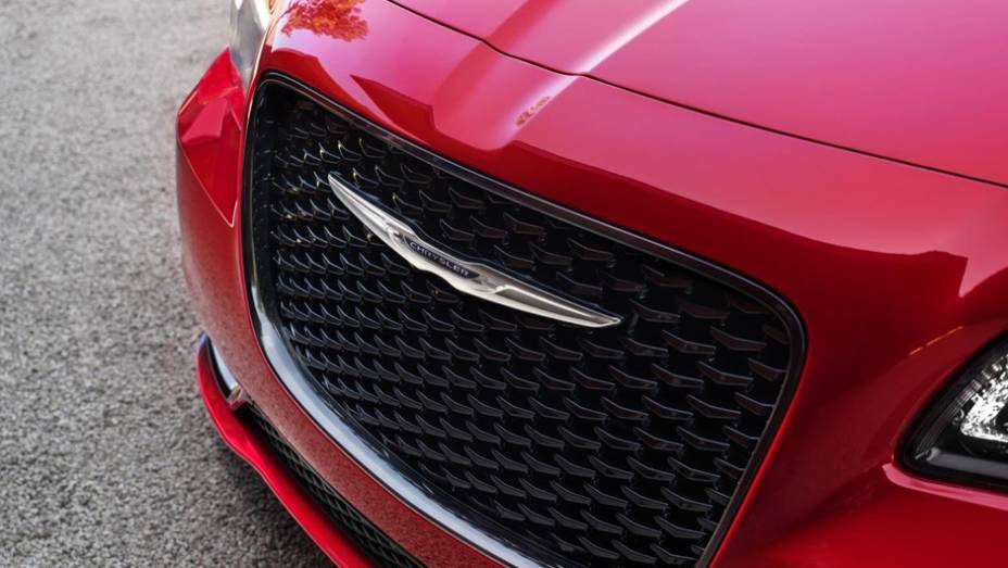 Chrysler 300 modelo 2015 lan&ccedil;ado no Sal&atilde;o de Los Angeles | <a href="https://preprod.quatrorodas.abril.com.br/noticias/saloes/losangeles-2014/chrysler-lanca-300-2015-salao-los-angeles-816083.shtml" rel="migration">Leia mais</a>