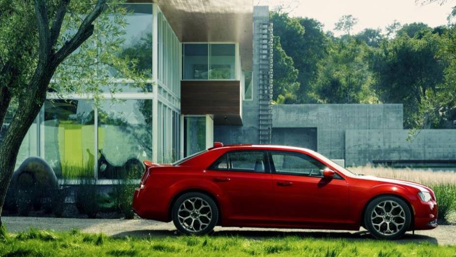 Chrysler 300 modelo 2015 lan&ccedil;ado no Sal&atilde;o de Los Angeles | <a href="https://preprod.quatrorodas.abril.com.br/noticias/saloes/losangeles-2014/chrysler-lanca-300-2015-salao-los-angeles-816083.shtml" rel="migration">Leia mais</a>