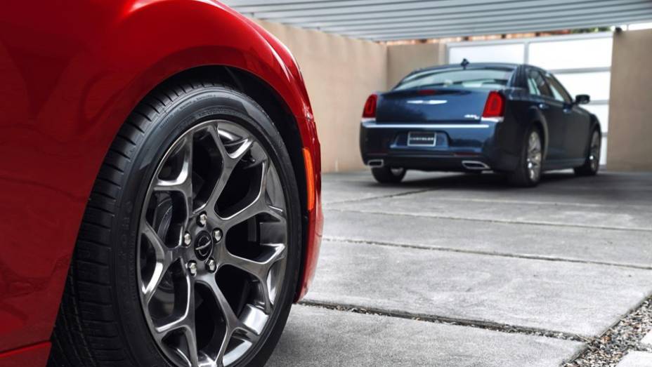 Chrysler 300 modelo 2015 lançado no Salão de Los Angeles | <a href="https://preprod.quatrorodas.abril.com.br/noticias/saloes/losangeles-2014/chrysler-lanca-300-2015-salao-los-angeles-816083.shtml" rel="migration">Leia mais</a>