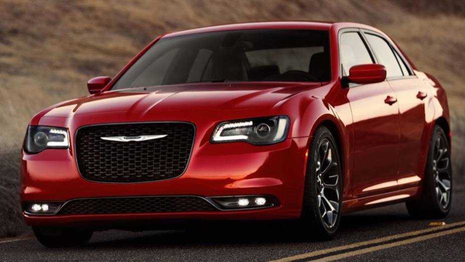 Chrysler 300 modelo 2015 lançado no Salão de Los Angeles | <a href="https://preprod.quatrorodas.abril.com.br/noticias/saloes/losangeles-2014/chrysler-lanca-300-2015-salao-los-angeles-816083.shtml" rel="migration">Leia mais</a>