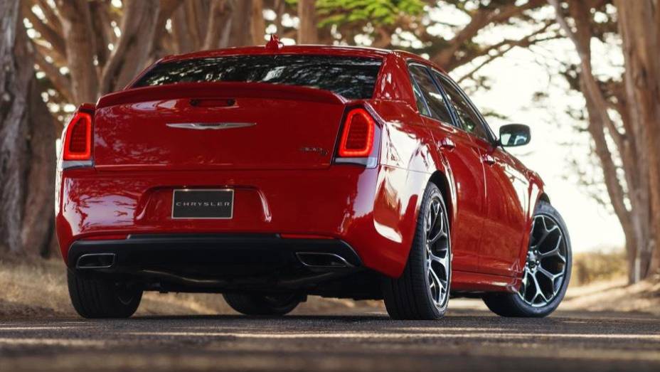 Chrysler 300 modelo 2015 lançado no Salão de Los Angeles | <a href="https://preprod.quatrorodas.abril.com.br/noticias/saloes/losangeles-2014/chrysler-lanca-300-2015-salao-los-angeles-816083.shtml" rel="migration">Leia mais</a>