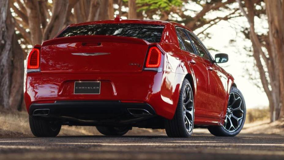 Chrysler 300 modelo 2015 lan&ccedil;ado no Sal&atilde;o de Los Angeles | <a href="https://preprod.quatrorodas.abril.com.br/noticias/saloes/losangeles-2014/chrysler-lanca-300-2015-salao-los-angeles-816083.shtml" rel="migration">Leia mais</a>