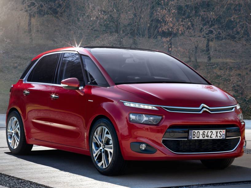 <strong>Citroën C4 Picasso/Grand C4 Picasso</strong> – As minivans <a href="https://preprod.quatrorodas.abril.com.br/materia/nova-citroen-c4-picasso-chega-r-110-990-912460/" rel="estrearam suas novas gerações no Brasil" target="_blank">estrearam suas novas gerações no Brasil</a> em 2015. Com estilo futurista, recheadas de tecnologia e motor 1.6 turbo de 165 cv, ficaram mais caras.