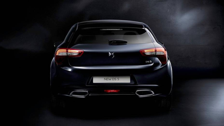 Modelo oferece quatro op&ccedil;&otilde;es de motoriza&ccedil;&atilde;o, com destaque para a vers&atilde;o topo de linha com 200 cv | <a href="https://preprod.quatrorodas.abril.com.br/noticias/saloes/genebra-2015/ds5-nova-cara-oficialmente-revelado-837002.shtml" rel="migration">Leia mais</a>