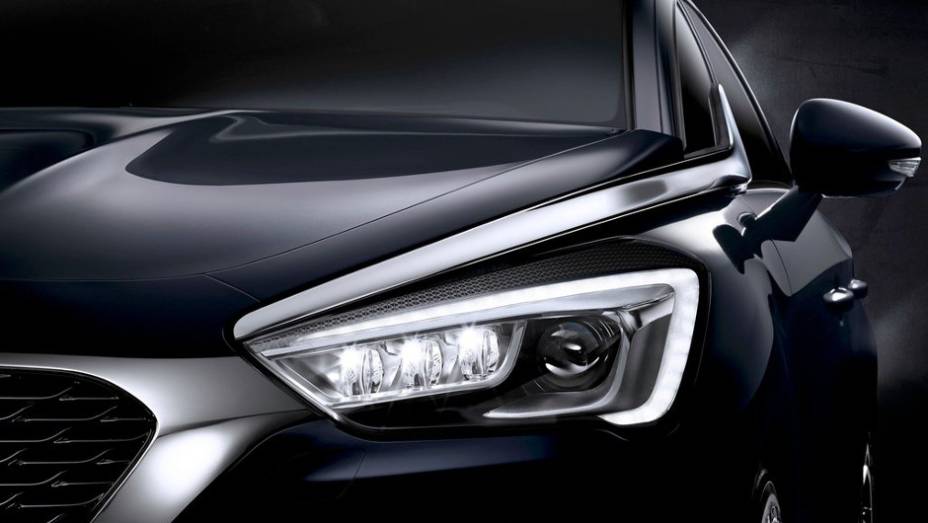 Far&oacute;is com luzes de x&ecirc;non e LED e indicadores de dire&ccedil;&atilde;o sequenciais s&atilde;o provenientes do DS3 | <a href="https://preprod.quatrorodas.abril.com.br/noticias/saloes/genebra-2015/ds5-nova-cara-oficialmente-revelado-837002.shtml" rel="migration">Leia mais</a>