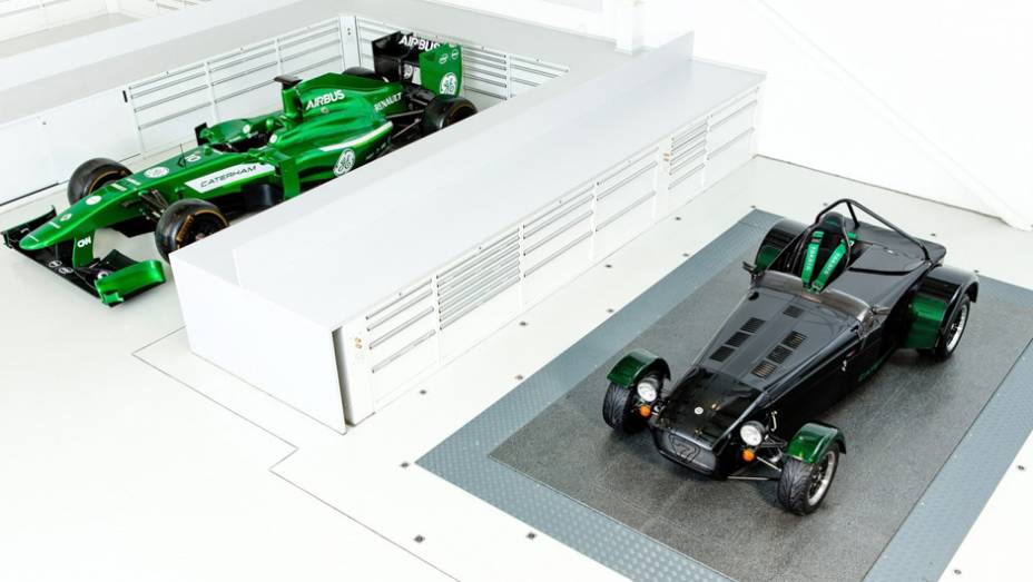 Caterham Seven Kamui Kobayashi Limited Edition | <a href="https://preprod.quatrorodas.abril.com.br/noticias/mercado/caterham-lanca-seven-kamui-kobayashi-limited-edition-784171.shtml" rel="migration">Leia mais</a>