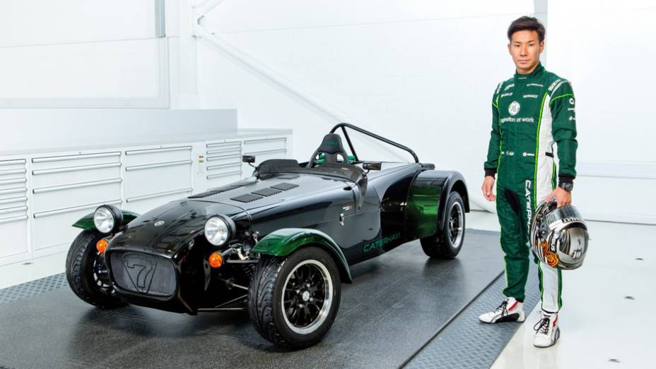 Caterham Seven Kamui Kobayashi Limited Edition | <a href="https://preprod.quatrorodas.abril.com.br/noticias/mercado/caterham-lanca-seven-kamui-kobayashi-limited-edition-784171.shtml" rel="migration">Leia mais</a>