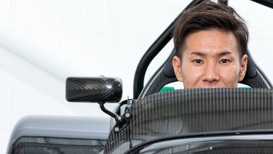 Caterham Seven Kamui Kobayashi Limited Edition | <a href="https://preprod.quatrorodas.abril.com.br/noticias/mercado/caterham-lanca-seven-kamui-kobayashi-limited-edition-784171.shtml" rel="migration">Leia mais</a>