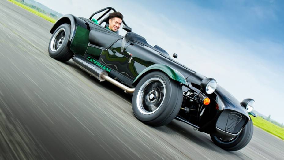 Caterham Seven Kamui Kobayashi Limited Edition | <a href="https://preprod.quatrorodas.abril.com.br/noticias/mercado/caterham-lanca-seven-kamui-kobayashi-limited-edition-784171.shtml" rel="migration">Leia mais</a>