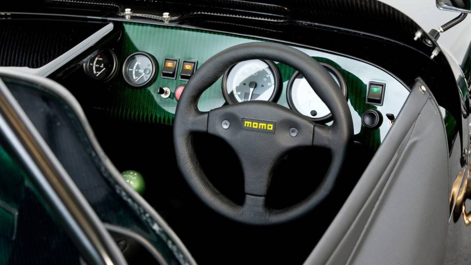 Caterham Seven Kamui Kobayashi Limited Edition | <a href="https://preprod.quatrorodas.abril.com.br/noticias/mercado/caterham-lanca-seven-kamui-kobayashi-limited-edition-784171.shtml" rel="migration">Leia mais</a>