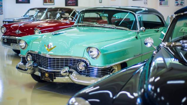 Os elegantes Cadillacs se destacavam em meio aos outros clássicos Os elegantes Cadillacs se destacavam em meio aos outros clássicos