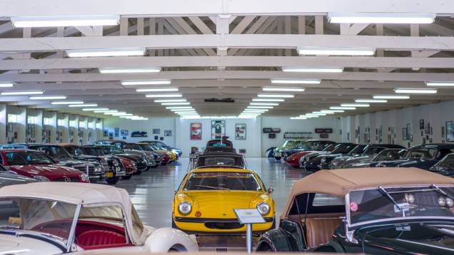 Atrás dos conversíveis da inglesa MG, outra lenda britânica: um Lotus Europa Atrás dos conversíveis da inglesa MG, outra lenda britânica: um Lotus Europa