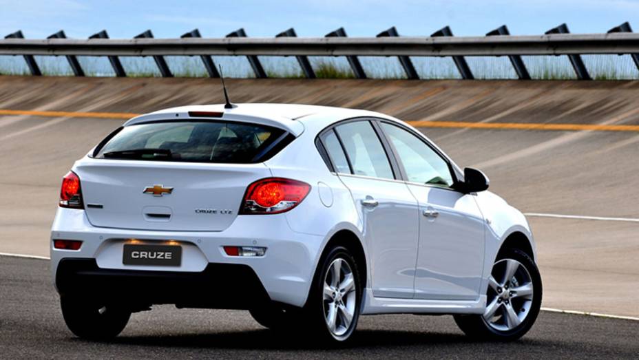 A traseira tem visual menos conservador que o sedã, com direito a lanternas exclusivas | <a href="https://preprod.quatrorodas.abril.com.br/carros/lancamentos/chevrolet-cruze-sport6-681589.shtml" rel="migration">Leia mais</a>