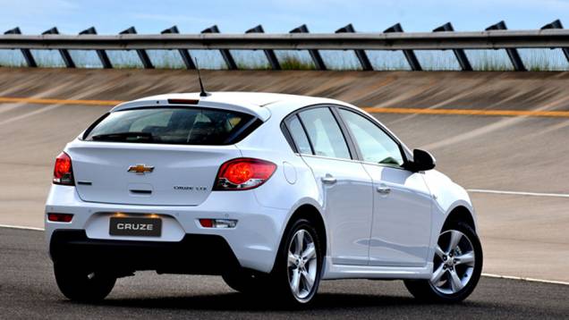 A traseira tem visual menos conservador que o sedã, com direito a lanternas exclusivas | <a href="https://preprod.quatrorodas.abril.com.br/carros/lancamentos/chevrolet-cruze-sport6-681589.shtml" rel="migration">Leia mais</a> A traseira tem visual menos conservador que o sedã, com direito a lanternas exclusivas | <a href="https://preprod.quatrorodas.abril.com.br/carros/lancamentos/chevrolet-cruze-sport6-681589.shtml" rel="migration">Leia mais</a>