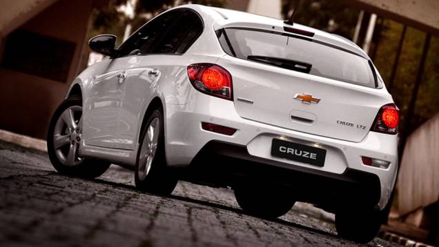 Luzes de neblina e ré ficam no para-choque, ao lado da placa | <a href="https://preprod.quatrorodas.abril.com.br/carros/lancamentos/chevrolet-cruze-sport6-681589.shtml" rel="migration">Leia mais</a> Luzes de neblina e ré ficam no para-choque, ao lado da placa | <a href="https://preprod.quatrorodas.abril.com.br/carros/lancamentos/chevrolet-cruze-sport6-681589.shtml" rel="migration">Leia mais</a>