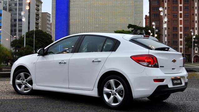 A distância entre-eixos do Sport6 é a mesma do sedã, mas o hatch é mais curto no comprimento | <a href="https://preprod.quatrorodas.abril.com.br/carros/lancamentos/chevrolet-cruze-sport6-681589.shtml" rel="migration">Leia mais</a> A distância entre-eixos do Sport6 é a mesma do sedã, mas o hatch é mais curto no comprimento | <a href="https://preprod.quatrorodas.abril.com.br/carros/lancamentos/chevrolet-cruze-sport6-681589.shtml" rel="migration">Leia mais</a>