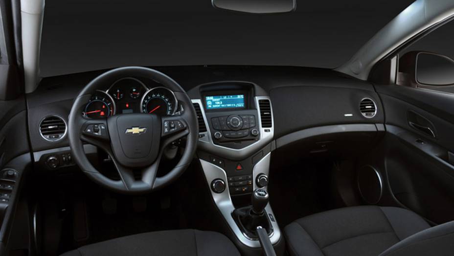O interior é o mesmo do sedã e agrada pelas linhas modernas | <a href="https://preprod.quatrorodas.abril.com.br/carros/lancamentos/chevrolet-cruze-sport6-681589.shtml" rel="migration">Leia mais</a>