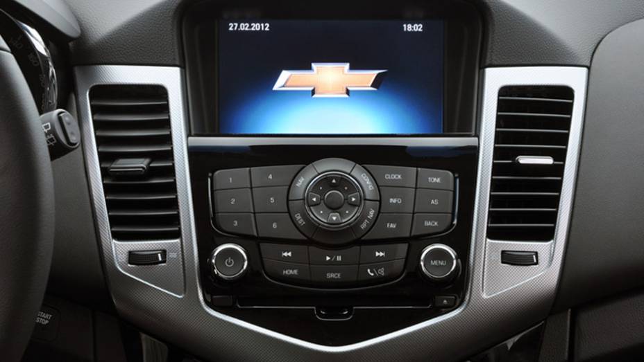 Na configuração LTZ, há uma tela multimídia no centro do painel | <a href="https://preprod.quatrorodas.abril.com.br/carros/lancamentos/chevrolet-cruze-sport6-681589.shtml" rel="migration">Leia mais</a>