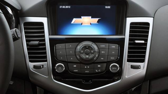 Na configuração LTZ, há uma tela multimídia no centro do painel | <a href="https://preprod.quatrorodas.abril.com.br/carros/lancamentos/chevrolet-cruze-sport6-681589.shtml" rel="migration">Leia mais</a> Na configuração LTZ, há uma tela multimídia no centro do painel | <a href="https://preprod.quatrorodas.abril.com.br/carros/lancamentos/chevrolet-cruze-sport6-681589.shtml" rel="migration">Leia mais</a>