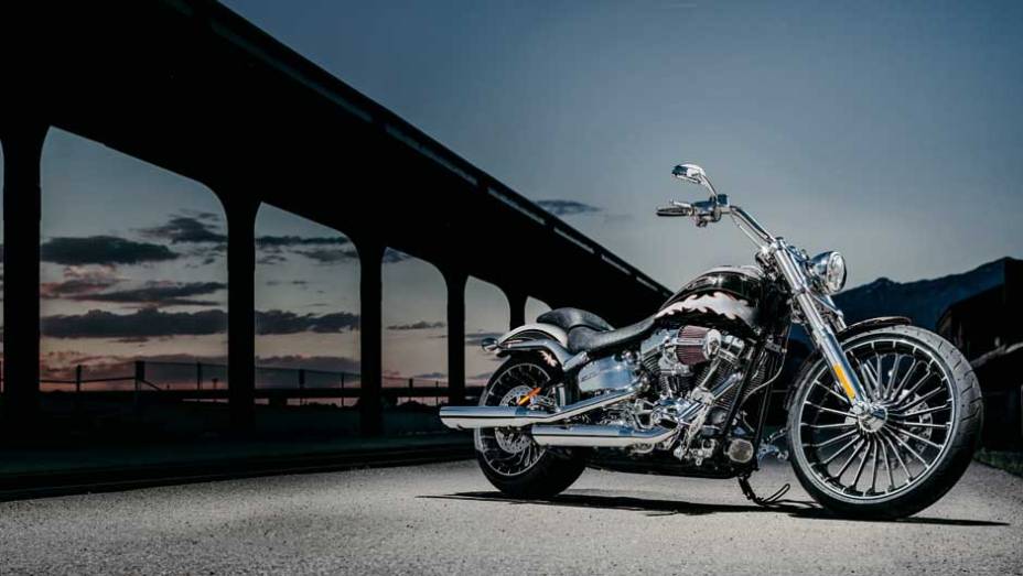 O estilo Drag Custom &eacute; real&ccedil;ado pela pintura customizada, oferecida pela primeira vez como item de s&eacute;rie | <a href="https://preprod.quatrorodas.abril.com.br/moto/noticias/harley-davidson-tres-novidades-ao-salao-duas-rodas-756391.shtml" rel="migration">Leia mais</a>