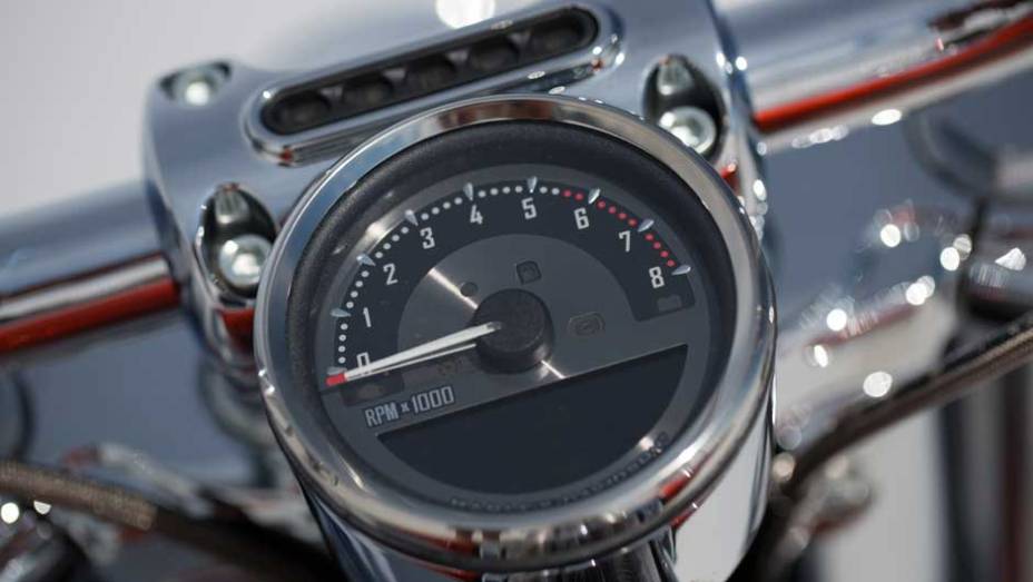 Piloto automático é equipamento de série na Breakout | <a href="https://preprod.quatrorodas.abril.com.br/moto/noticias/harley-davidson-tres-novidades-ao-salao-duas-rodas-756391.shtml" rel="migration">Leia mais</a>