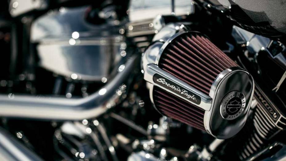 O filtro de ar Screaming Eagle é estilo Ventilator, otimizando o desempenho da moto | <a href="https://preprod.quatrorodas.abril.com.br/moto/noticias/harley-davidson-tres-novidades-ao-salao-duas-rodas-756391.shtml" rel="migration">Leia mais</a>